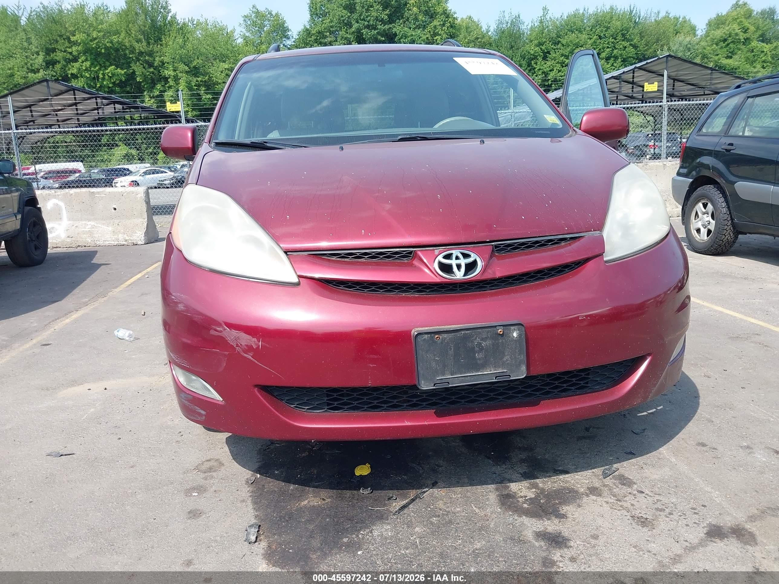 2007 Toyota Sienna Xle Красный vin: 5TDBK22C67S008682