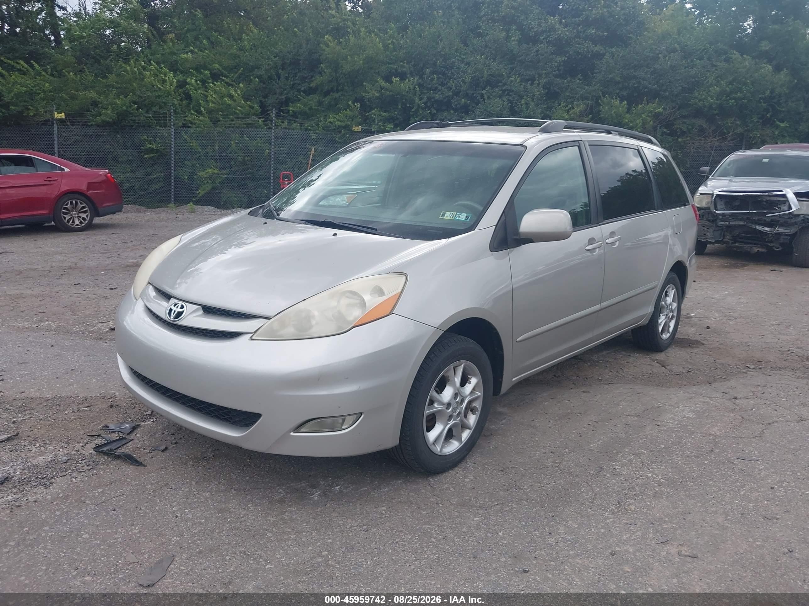 2007 Toyota Sienna Xle Silver vin: 5TDBK22C77S001014
