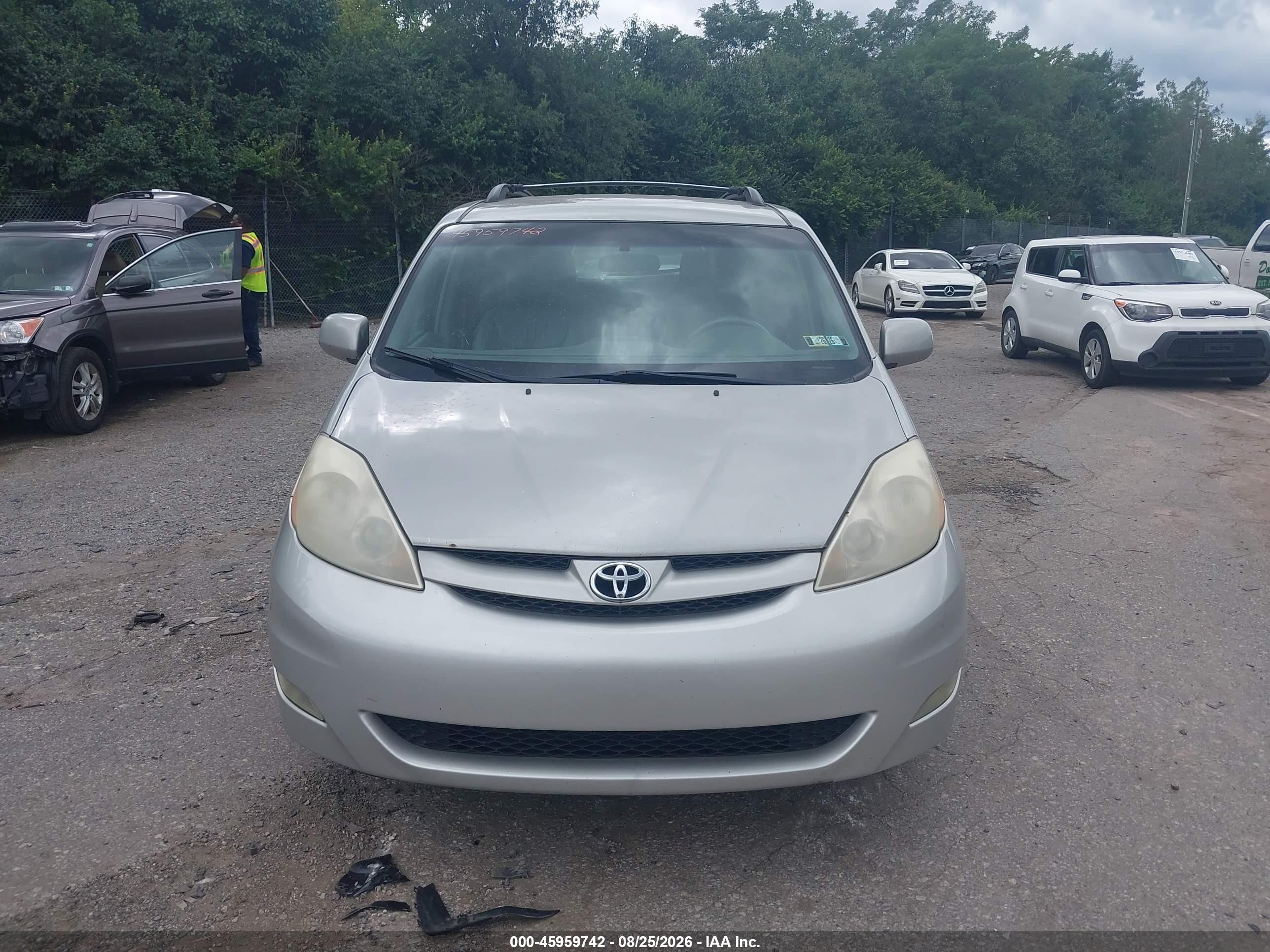 2007 Toyota Sienna Xle Silver vin: 5TDBK22C77S001014