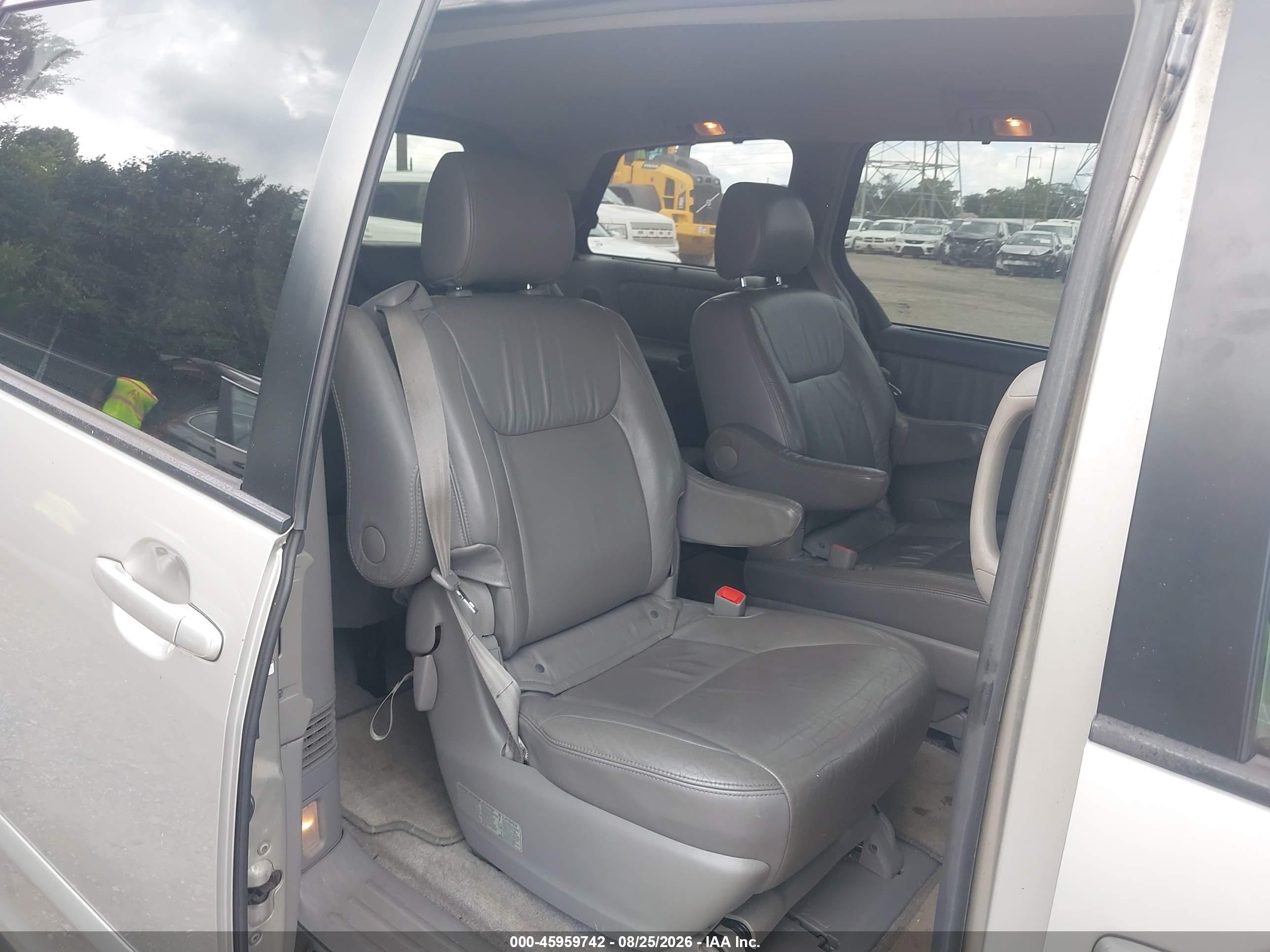 2007 Toyota Sienna Xle Silver vin: 5TDBK22C77S001014