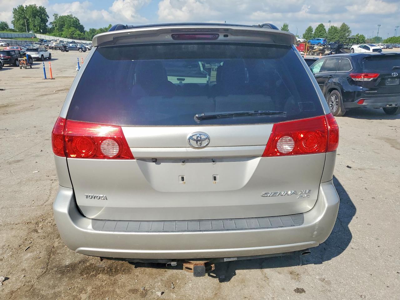 2009 Toyota Sienna Xle Silver vin: 5TDBK22C79S025395