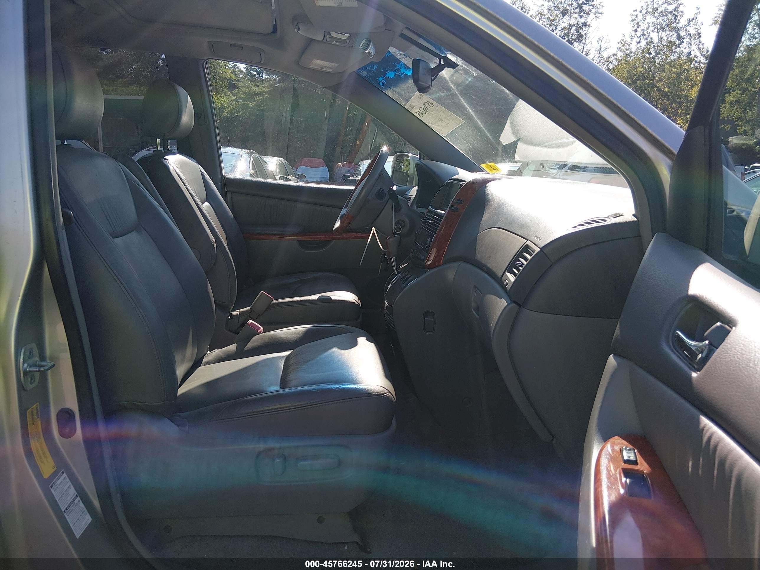 2008 Toyota Sienna Limited Silver vin: 5TDBK22C88S019460