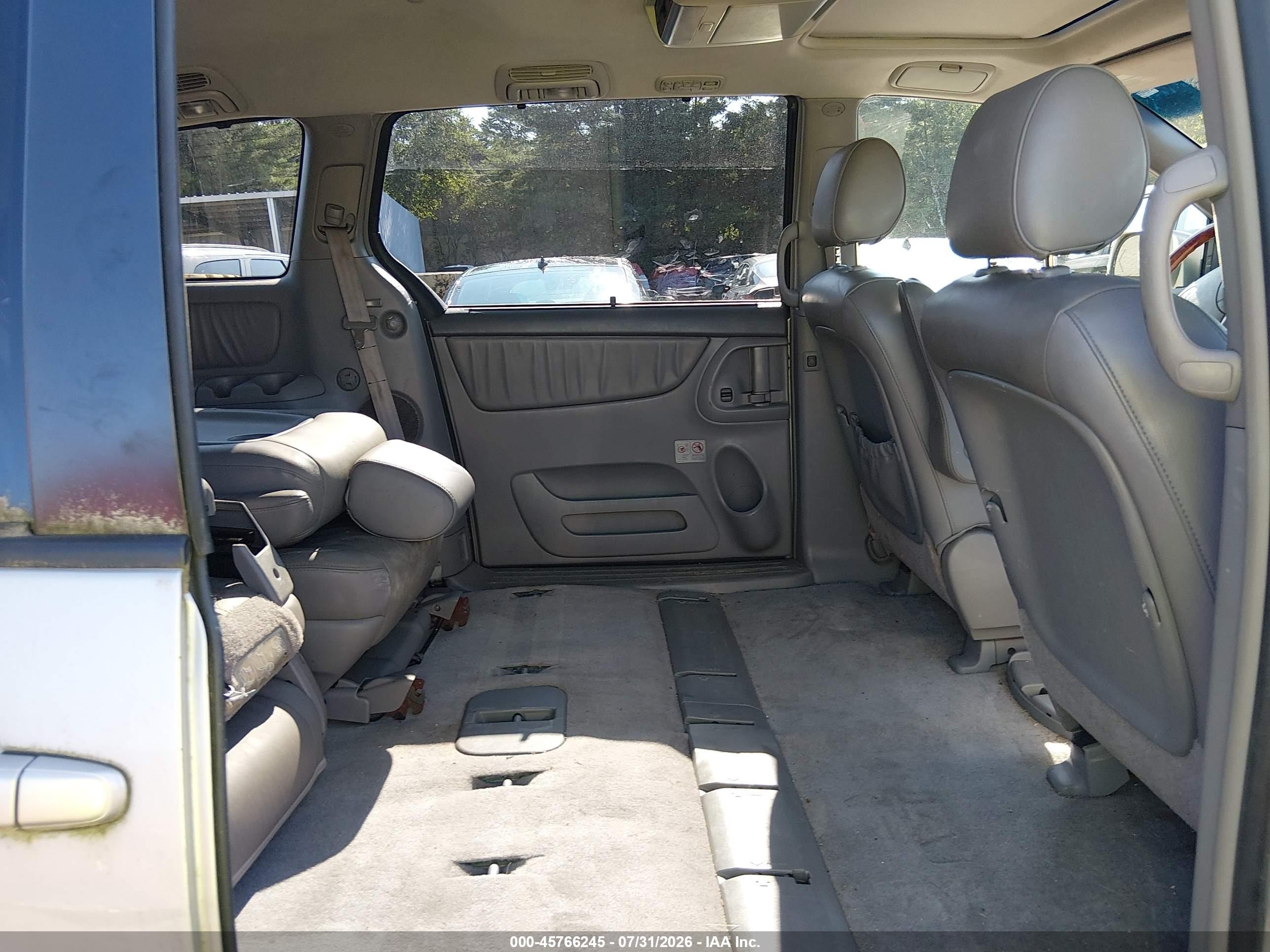 2008 Toyota Sienna Limited Silver vin: 5TDBK22C88S019460