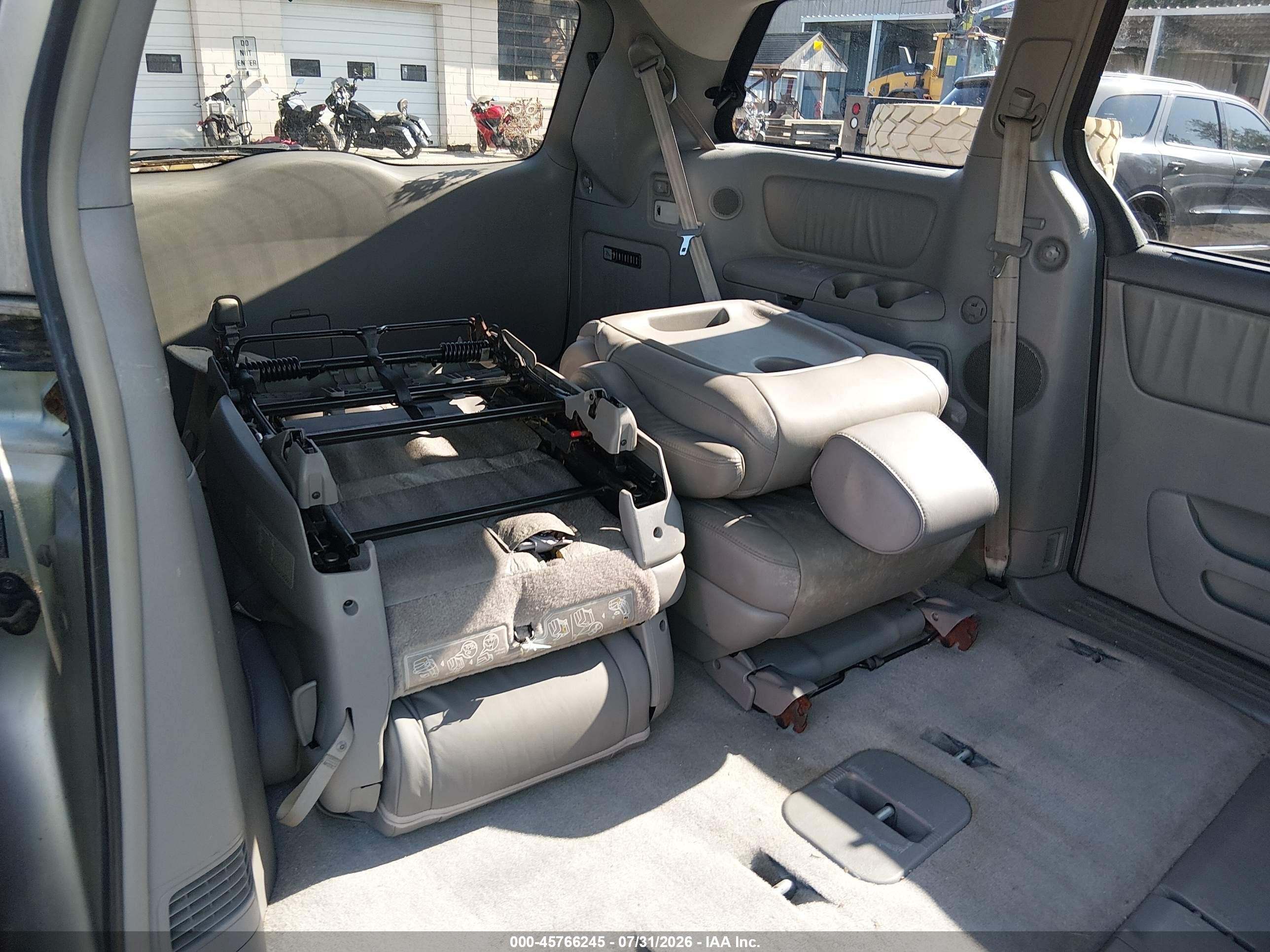 2008 Toyota Sienna Limited Silver vin: 5TDBK22C88S019460