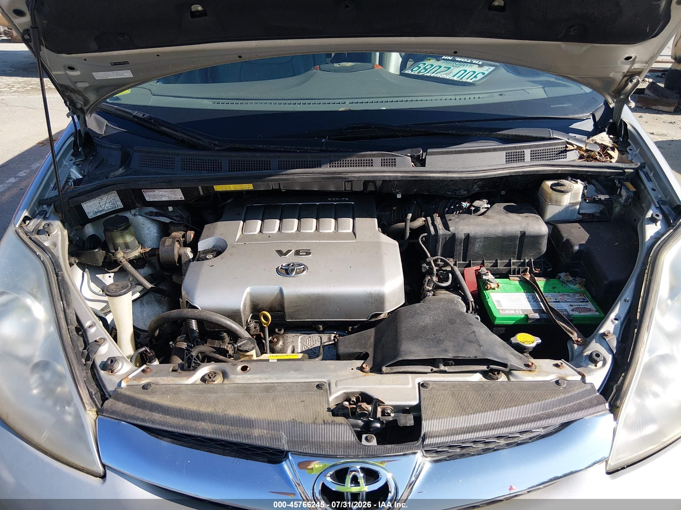 2008 Toyota Sienna Limited Silver vin: 5TDBK22C88S019460
