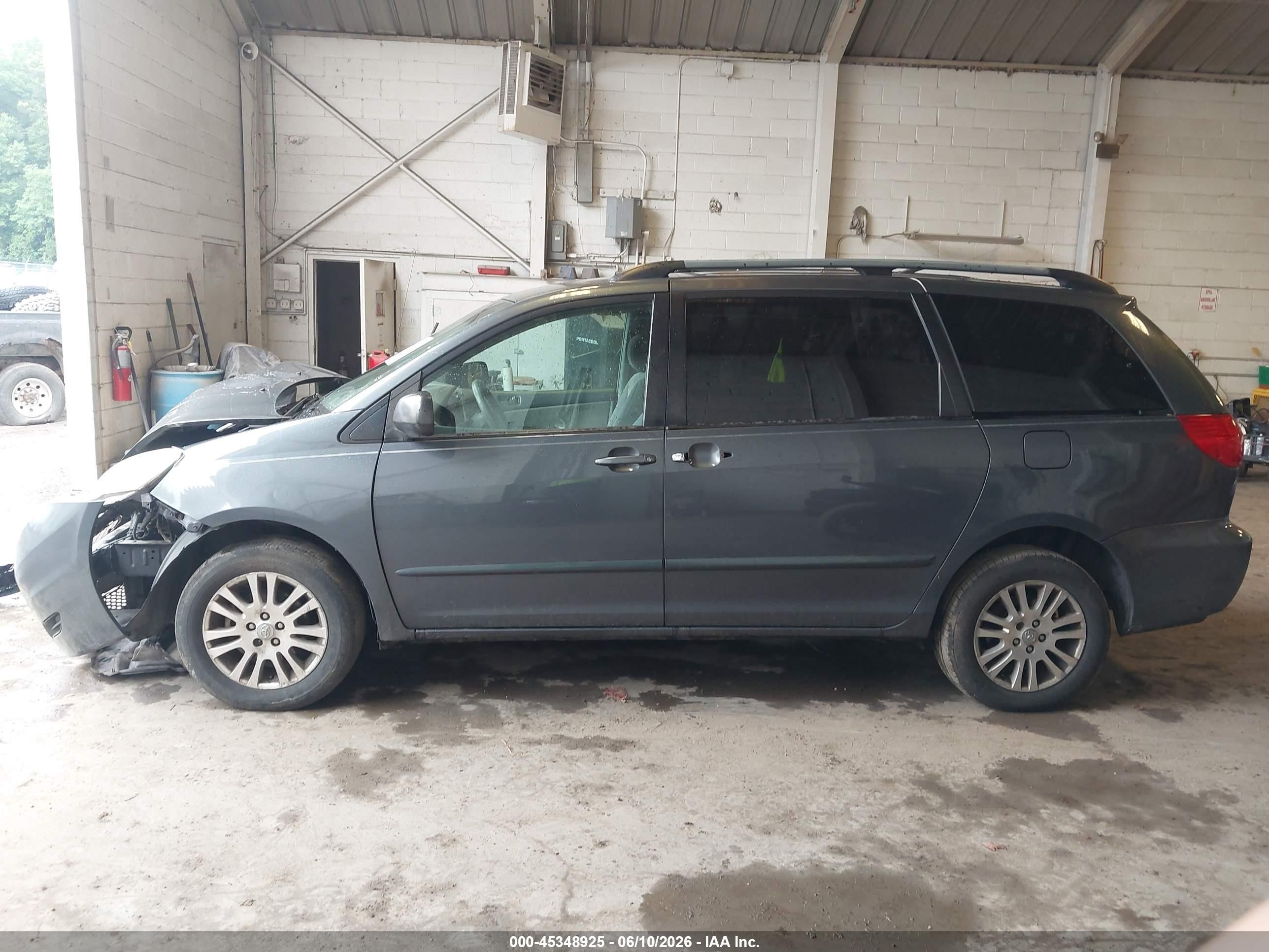 2008 Toyota Sienna Le Blue vin: 5TDBK23C08S011111