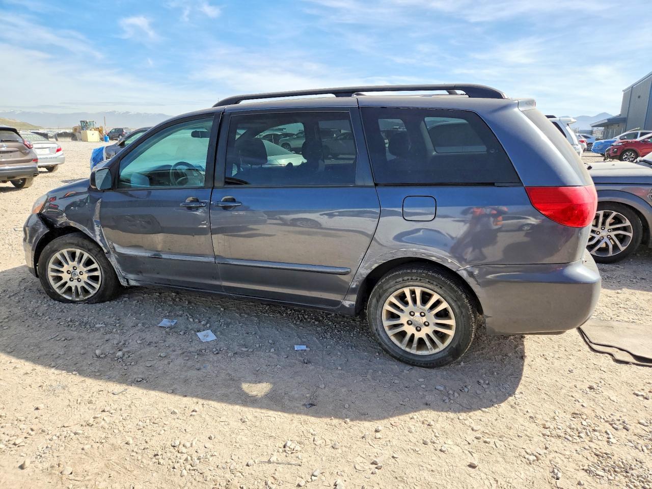 2008 Toyota Sienna Le 7-passenger Blue vin: 5TDBK23C08S013361