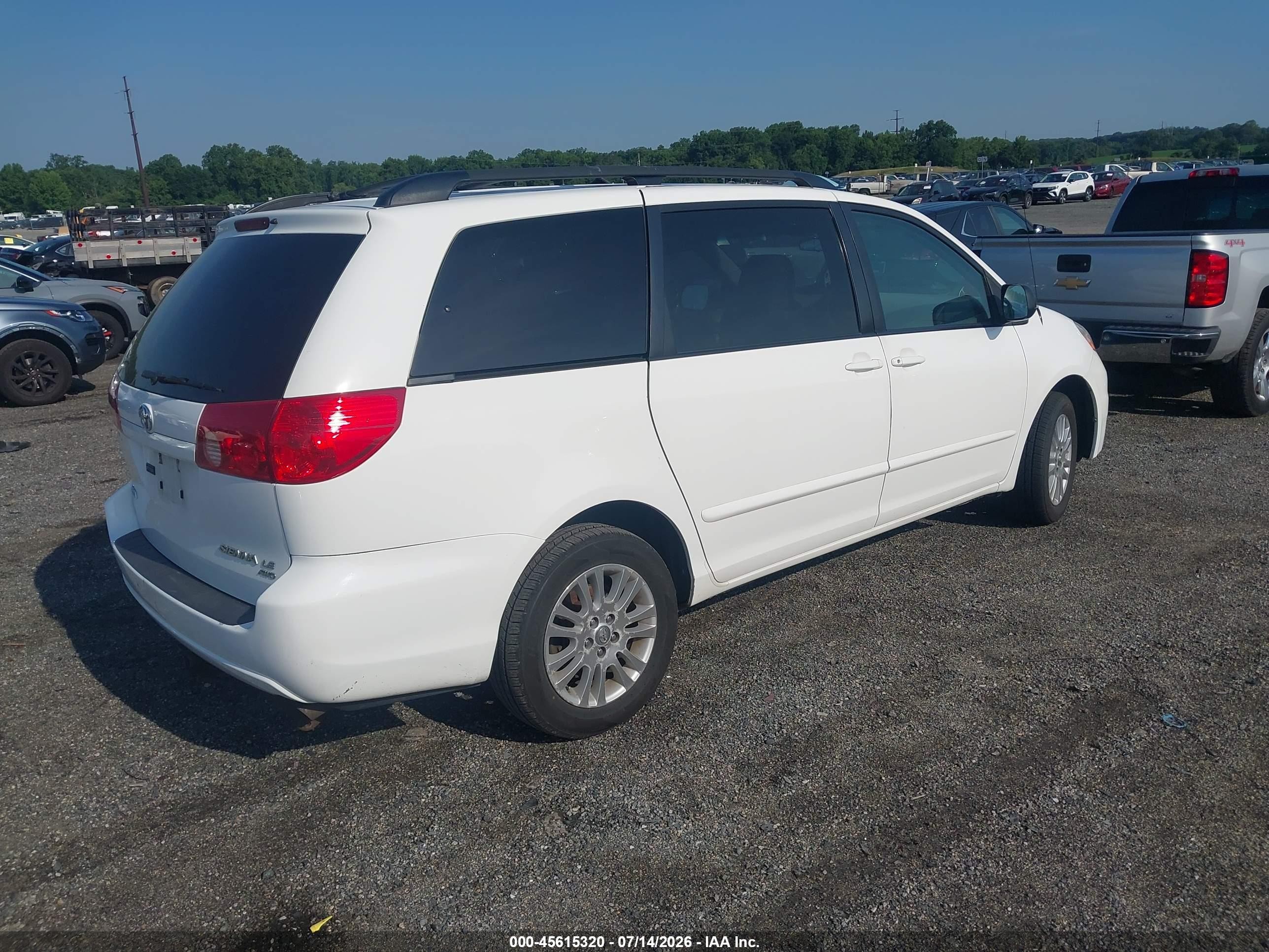2009 Toyota Sienna Le White vin: 5TDBK23C29S026324