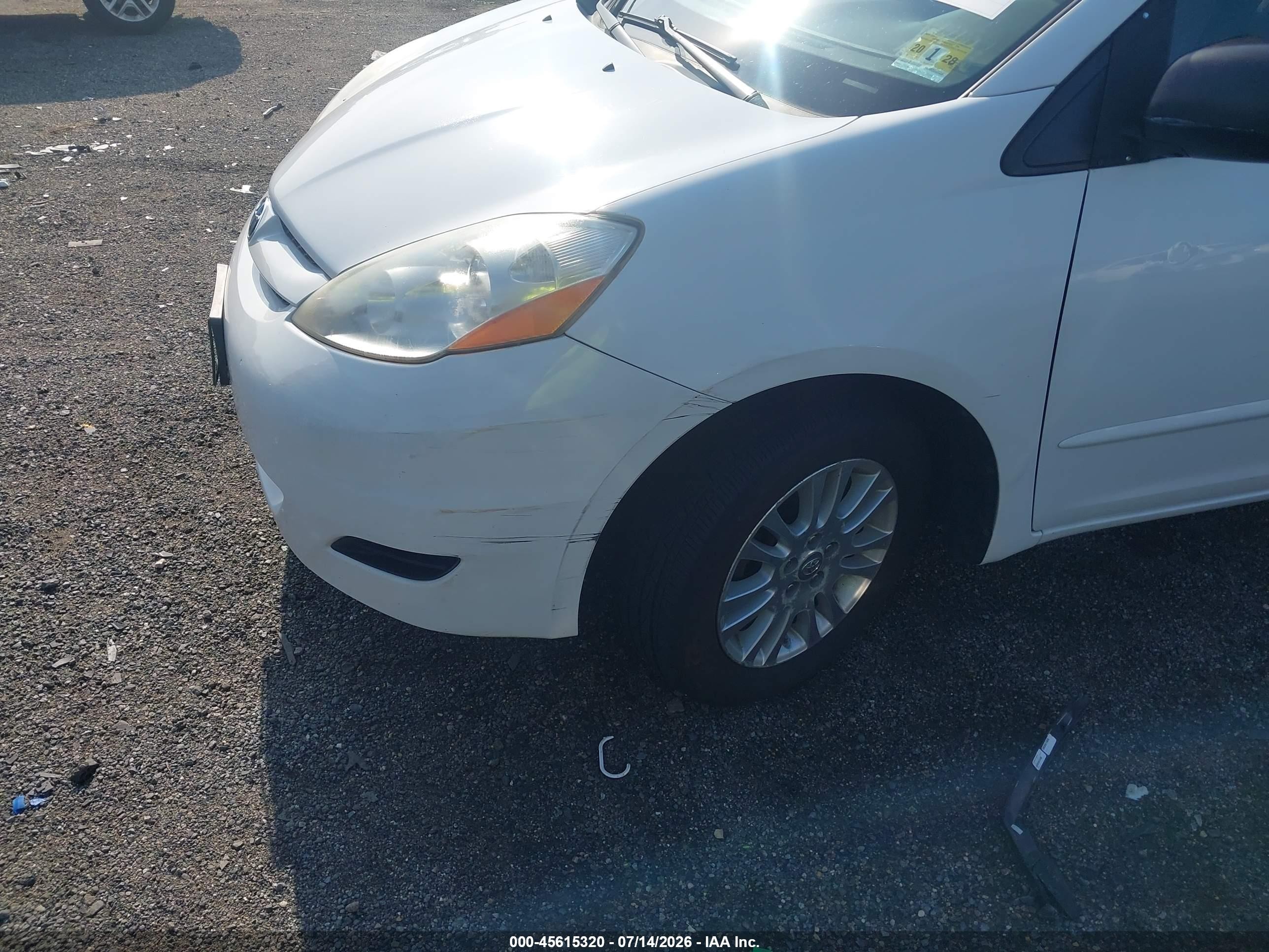 2009 Toyota Sienna Le White vin: 5TDBK23C29S026324