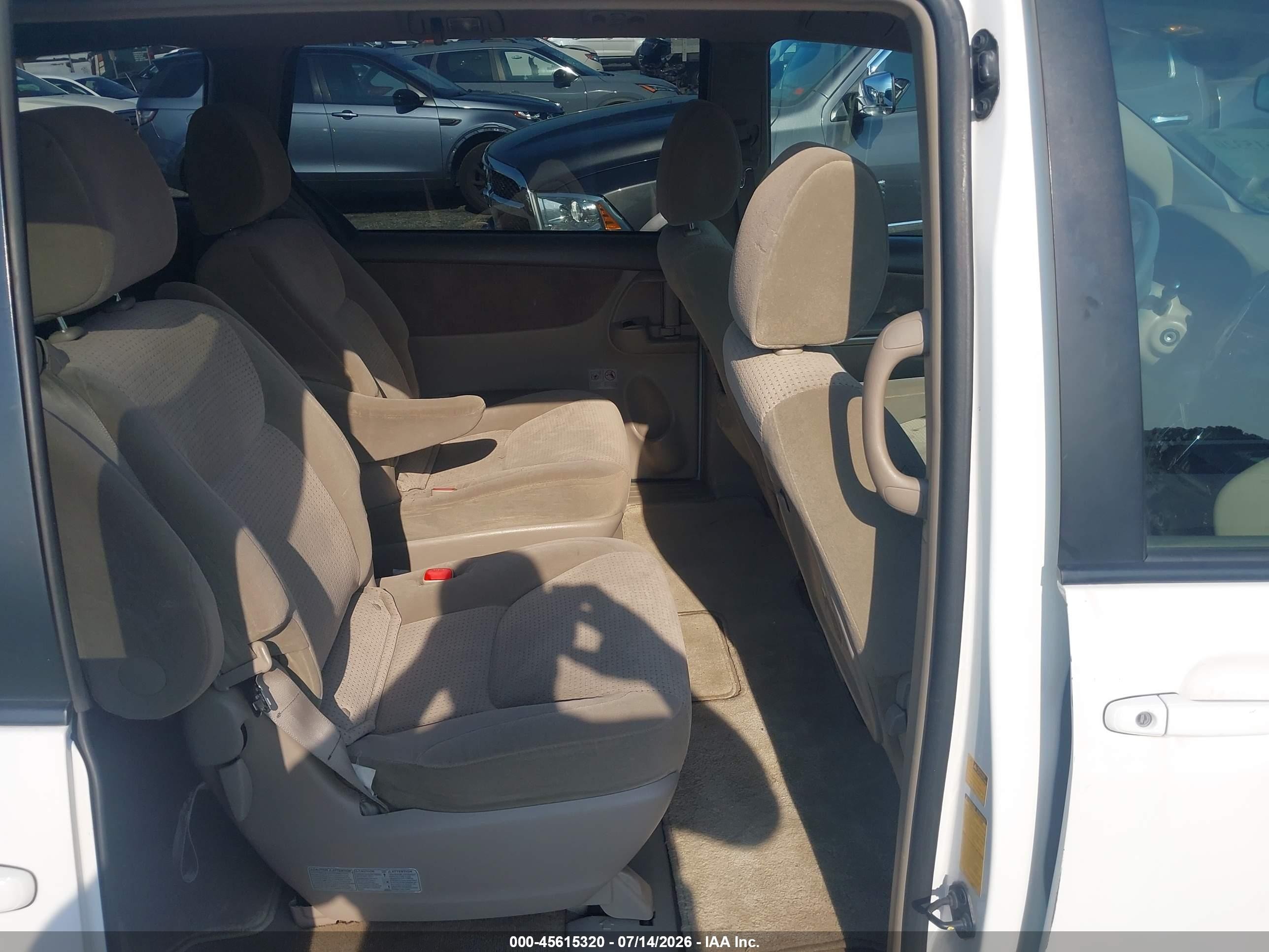 2009 Toyota Sienna Le White vin: 5TDBK23C29S026324