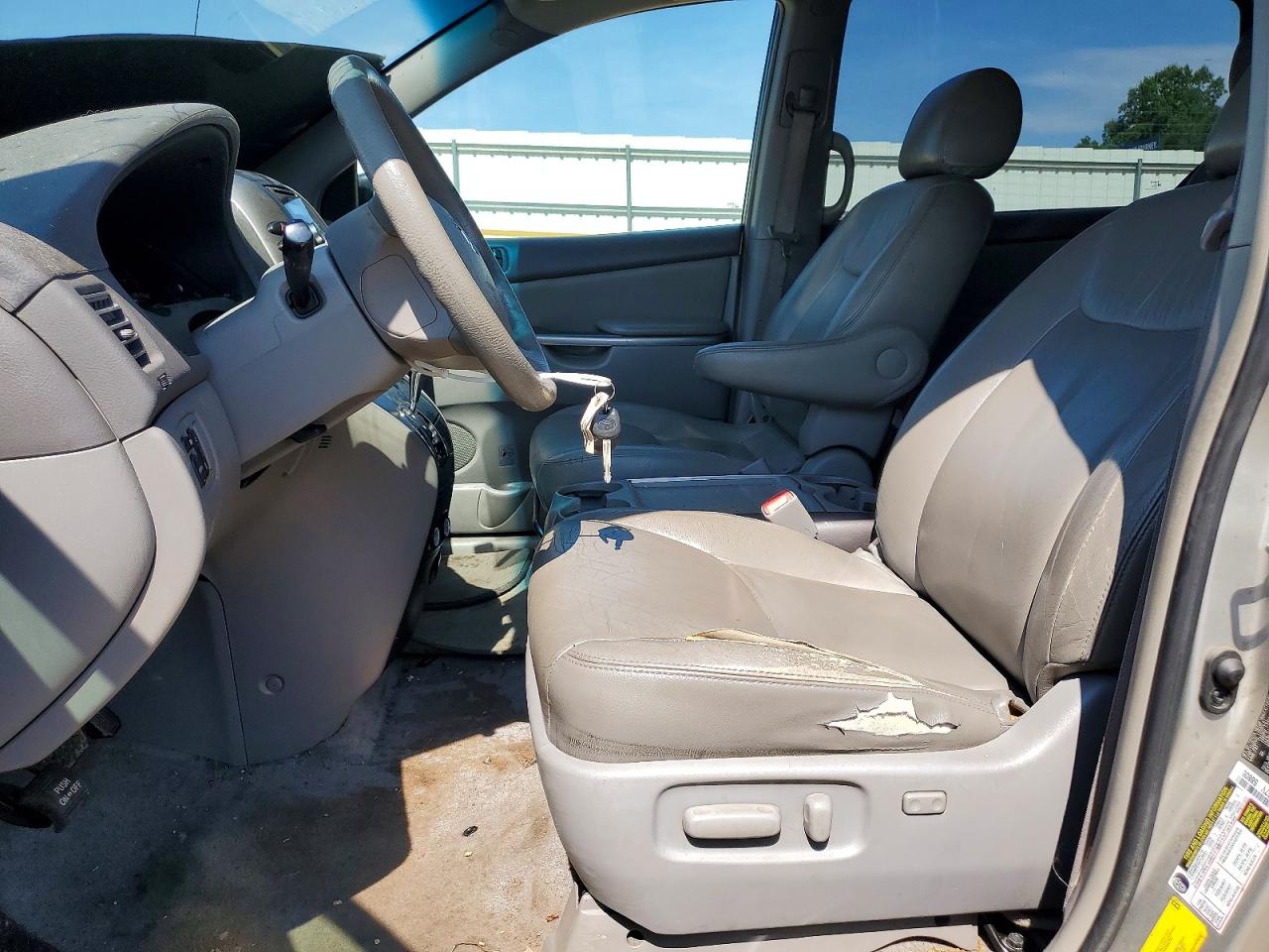 2008 Toyota Sienna Le Gray vin: 5TDBK23C58S014103