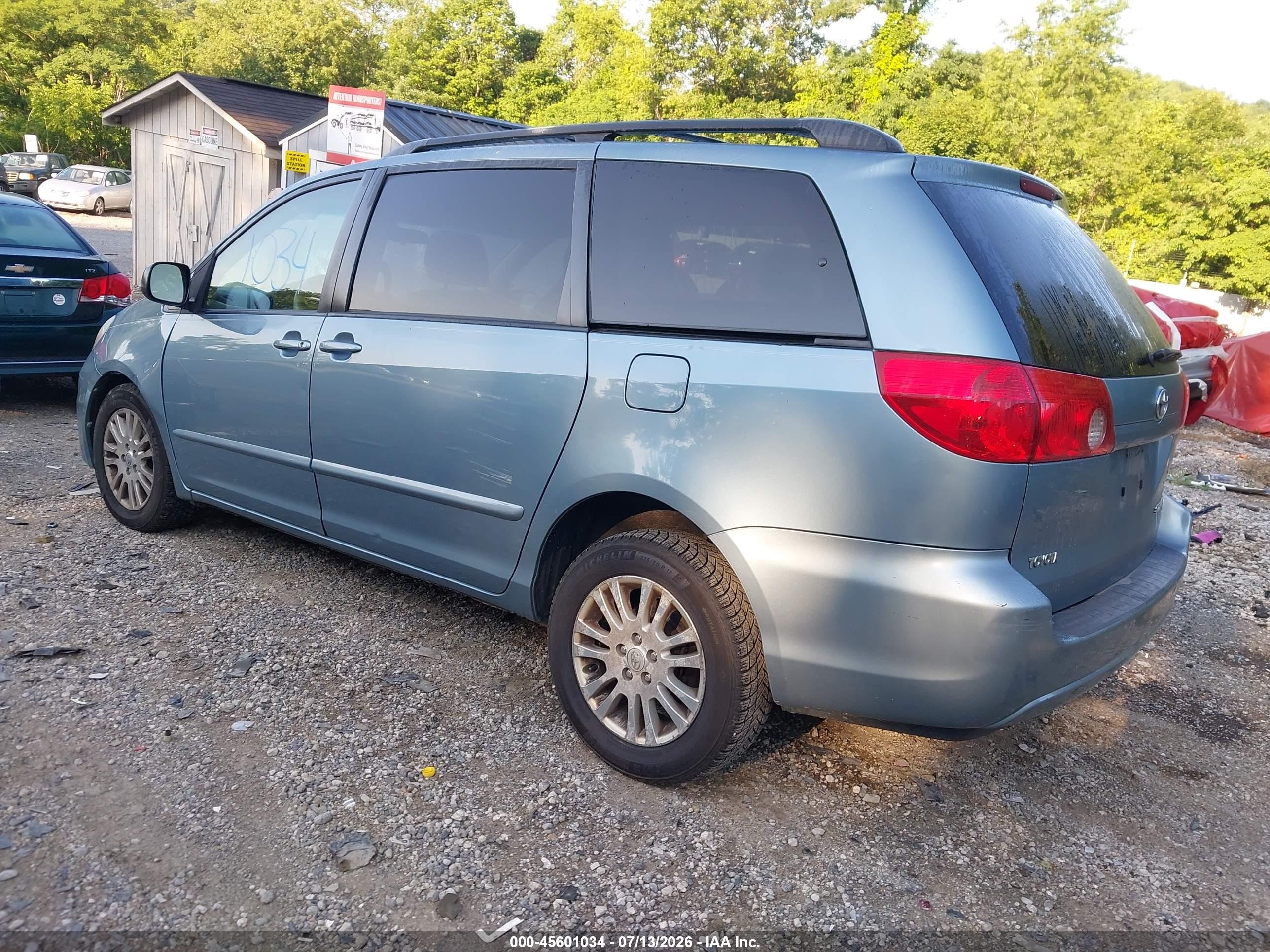 2008 Toyota Sienna Le Blue vin: 5TDBK23C78S015947