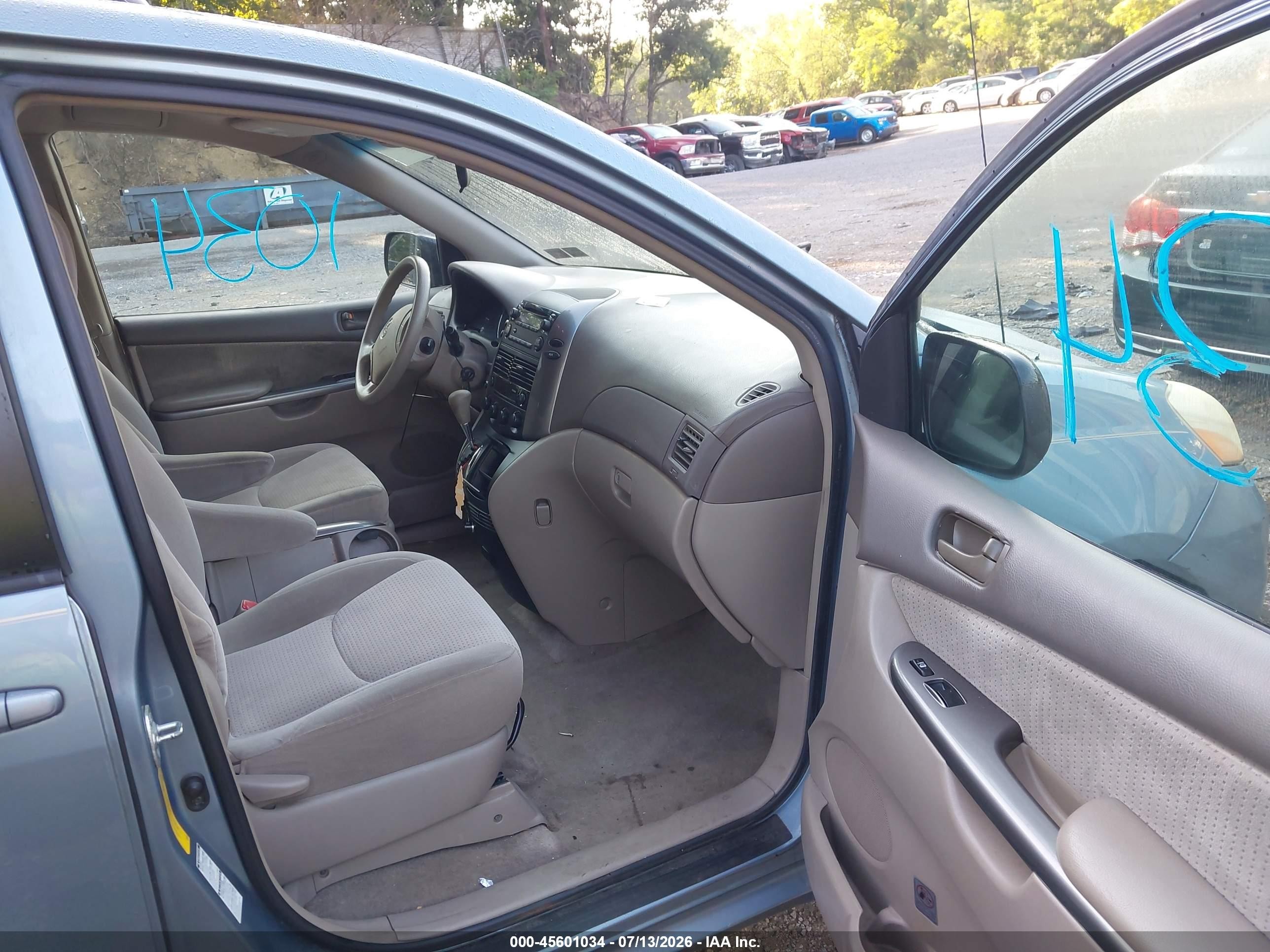 2008 Toyota Sienna Le Blue vin: 5TDBK23C78S015947