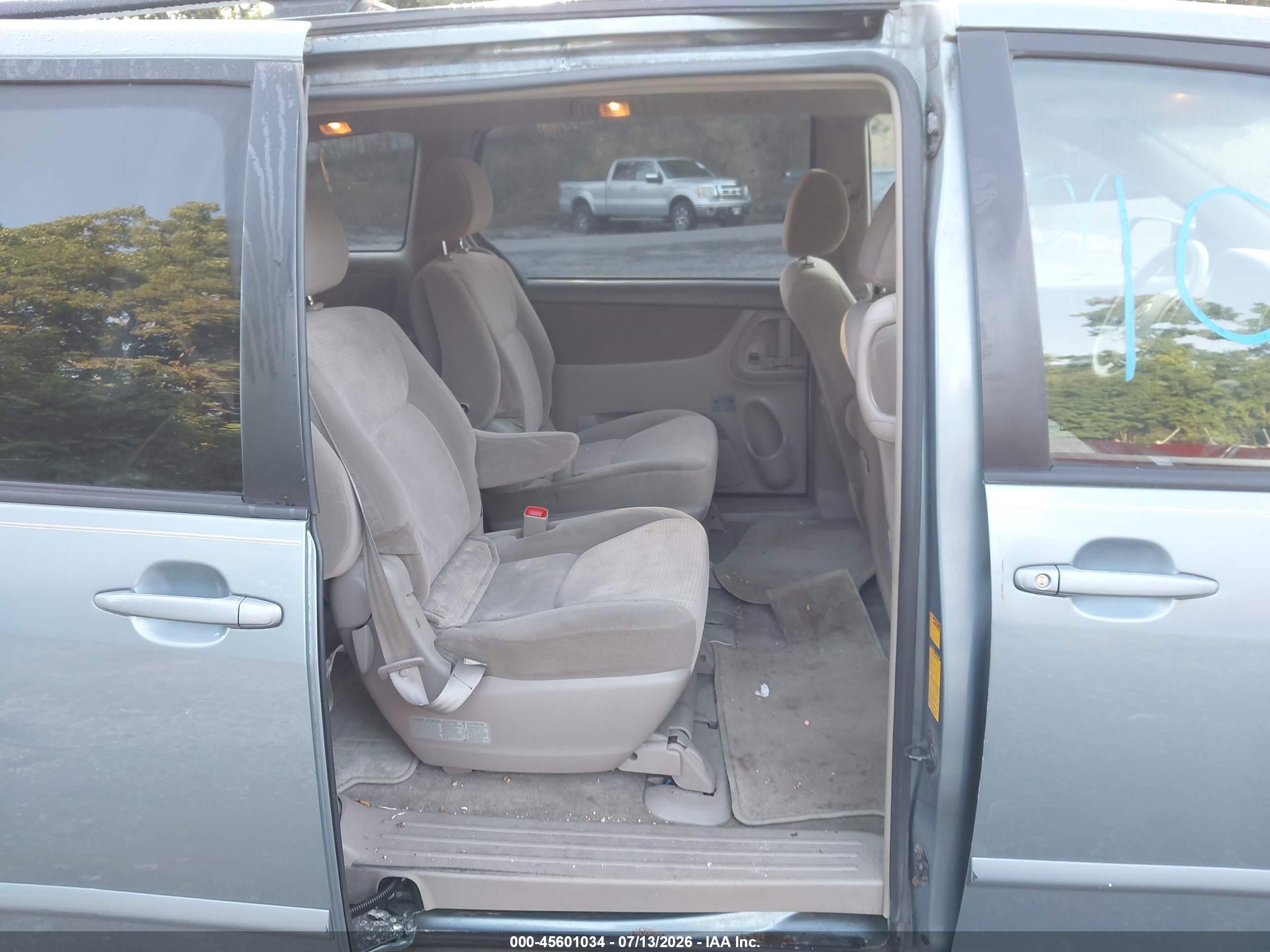 2008 Toyota Sienna Le Blue vin: 5TDBK23C78S015947