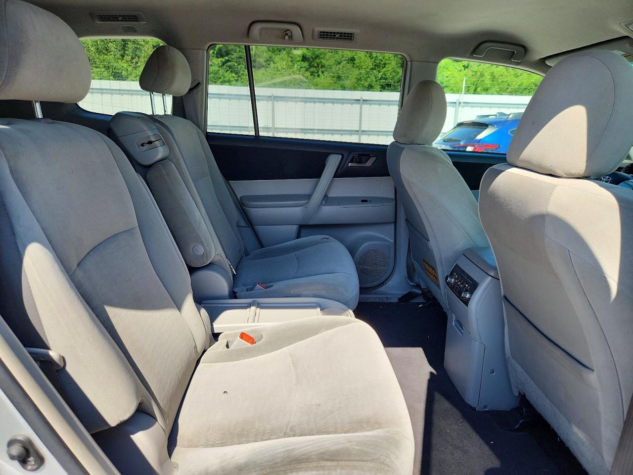 2011 Toyota Highlander Base Silver vin: 5TDBK3EH0BS044633
