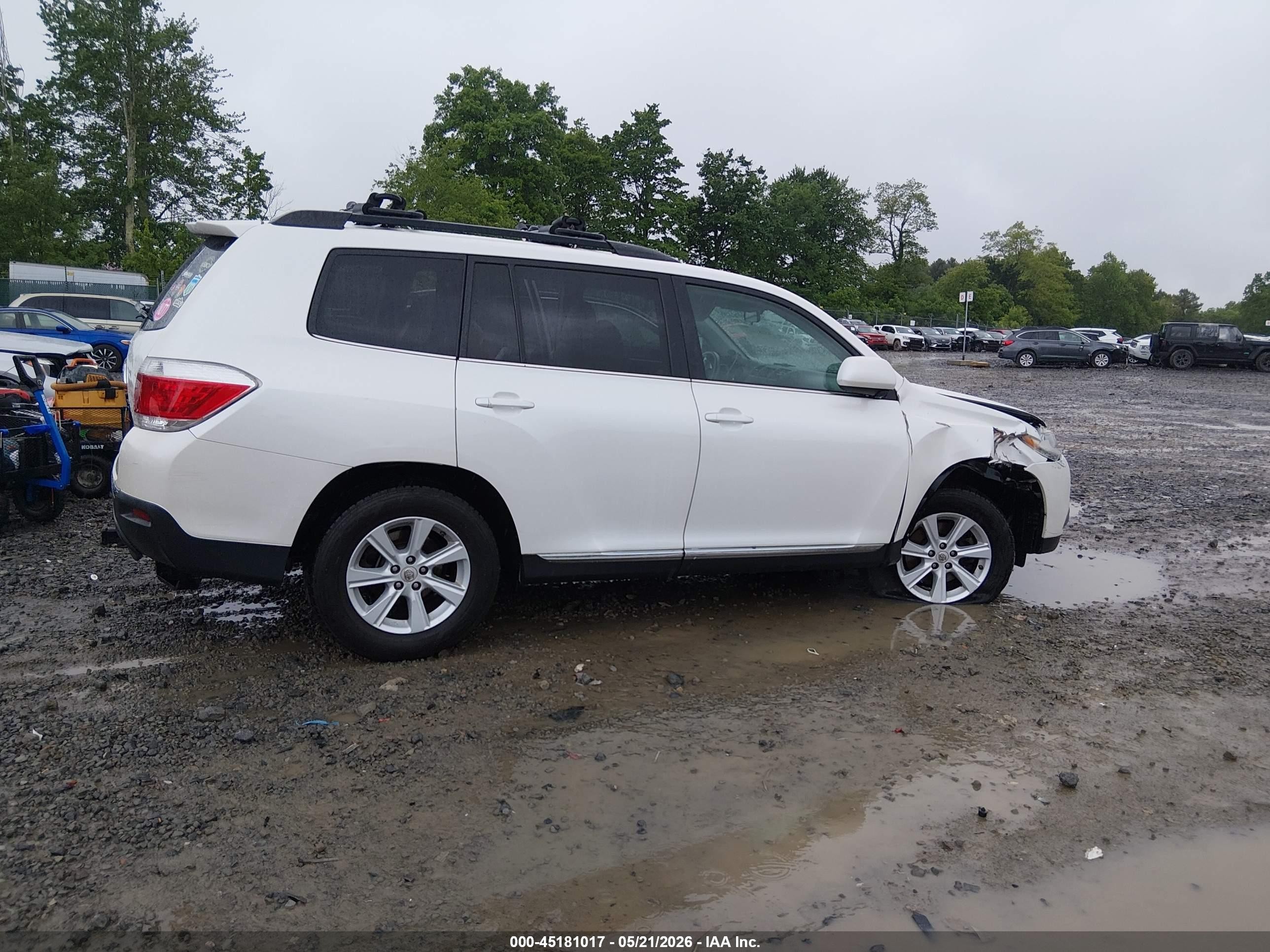 2012 Toyota Highlander Base V6 White vin: 5TDBK3EH0CS095275