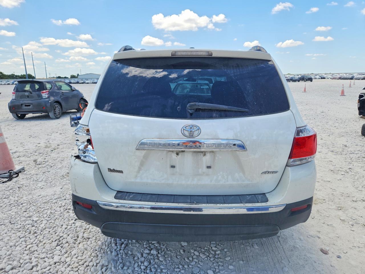 2012 Toyota Highlander Base White vin: 5TDBK3EH0CS107926