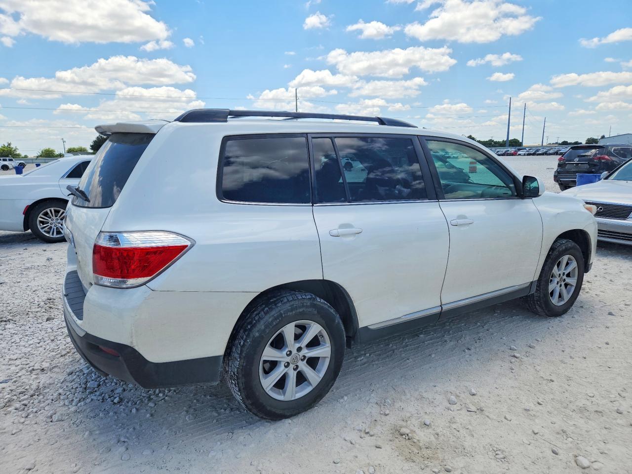 2012 Toyota Highlander Base White vin: 5TDBK3EH0CS107926