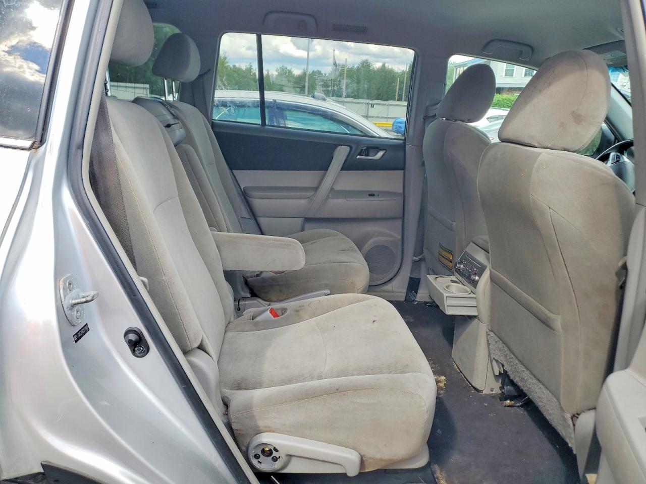 2013 Toyota Highlander Plus Silver vin: 5TDBK3EH0DS179226
