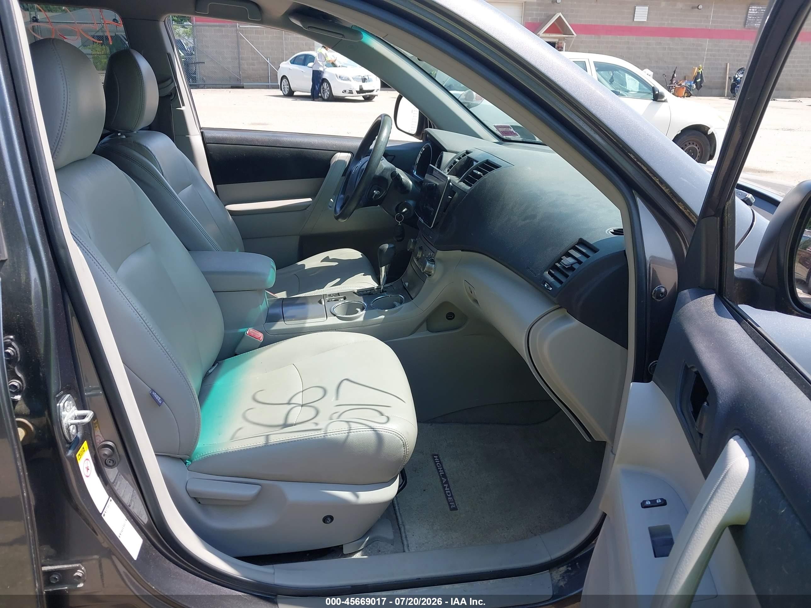 2010 Toyota Highlander Base V6 Gray vin: 5TDBK3EH1AS003815