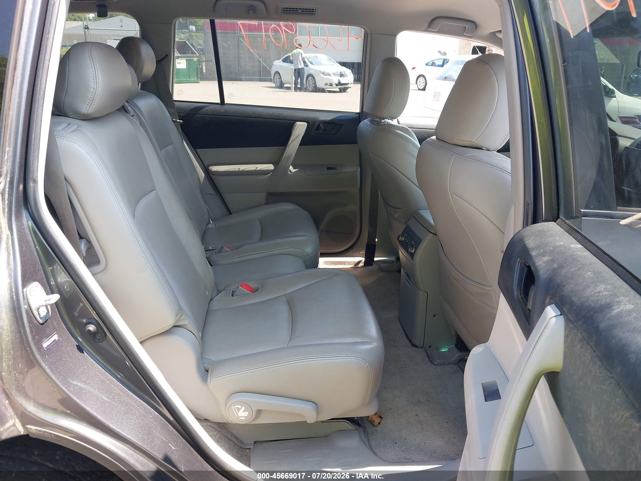 2010 Toyota Highlander Base V6 Gray vin: 5TDBK3EH1AS003815