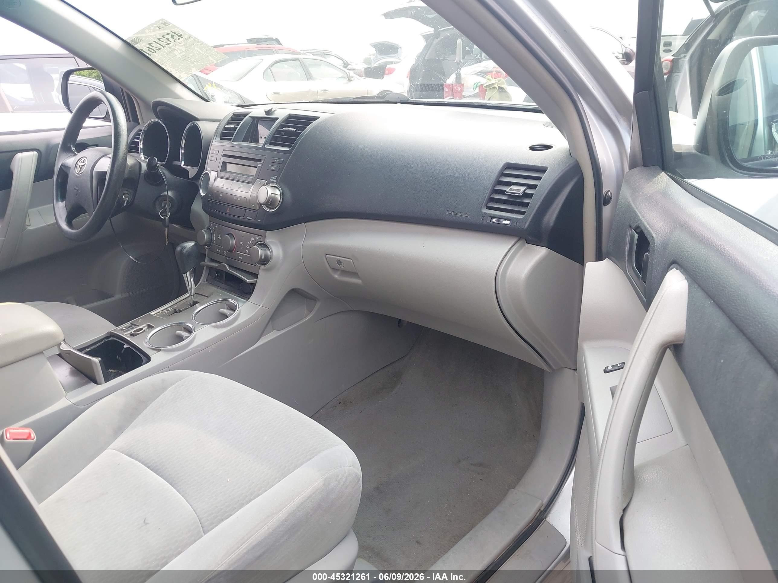 2010 Toyota Highlander Base V6 Серебряный vin: 5TDBK3EH1AS012336