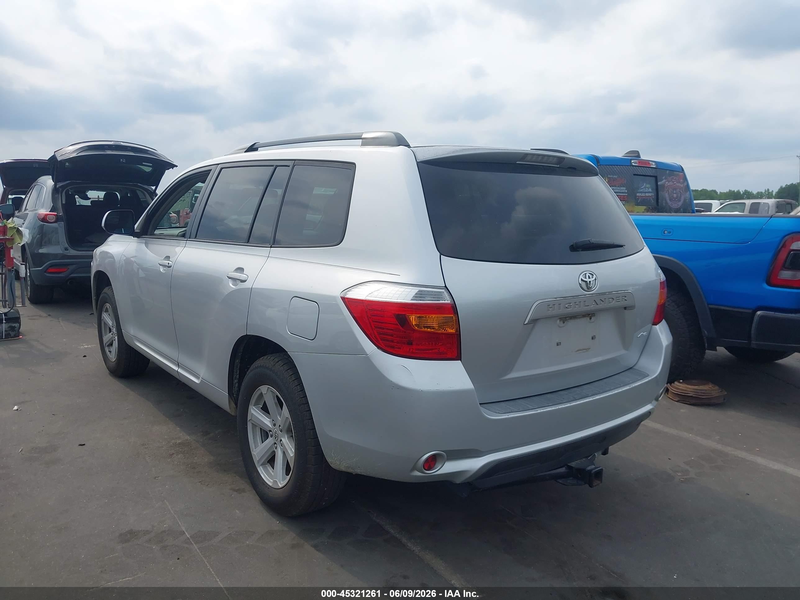 2010 Toyota Highlander Base V6 Серебряный vin: 5TDBK3EH1AS012336