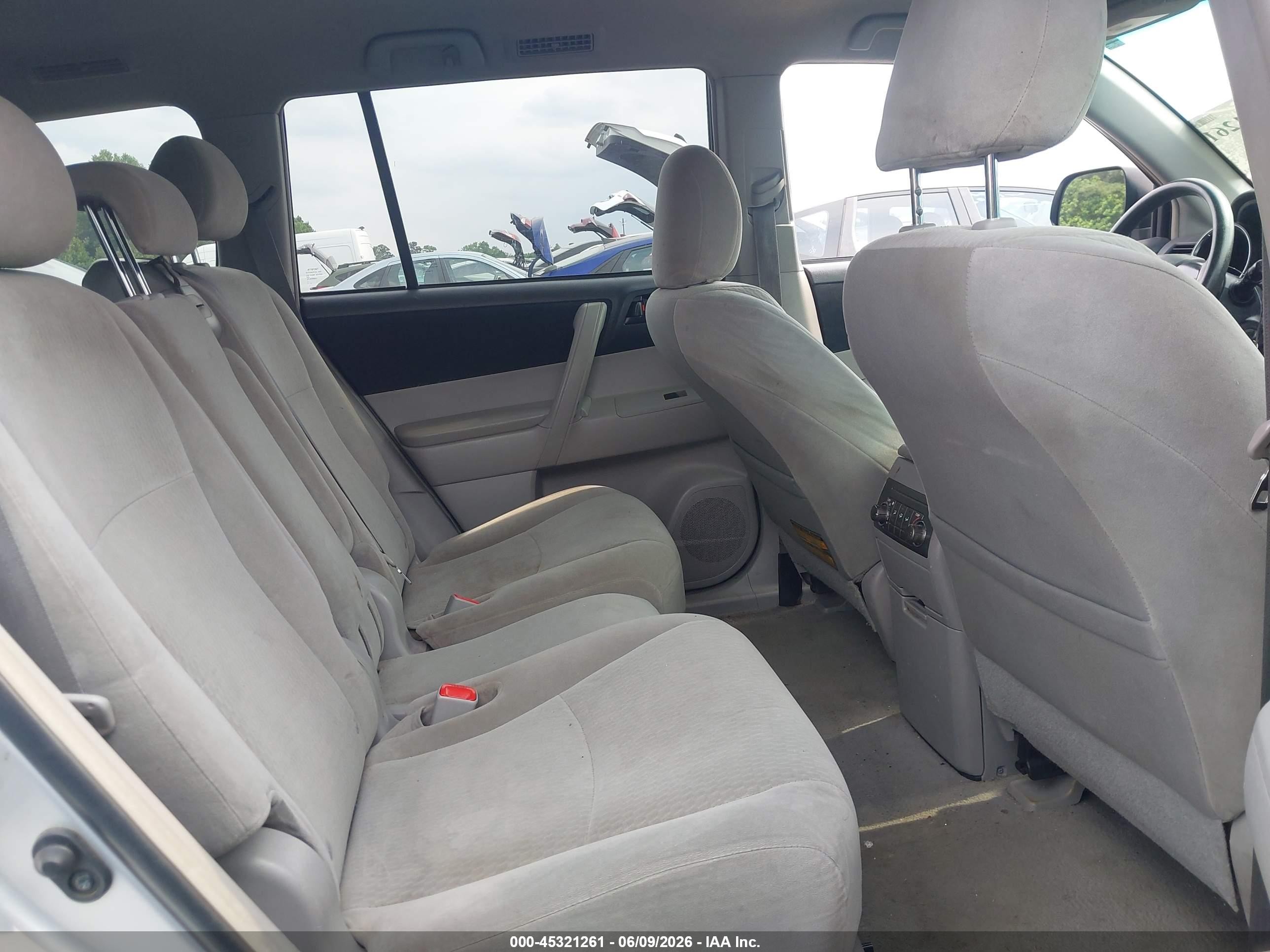 2010 Toyota Highlander Base V6 Серебряный vin: 5TDBK3EH1AS012336