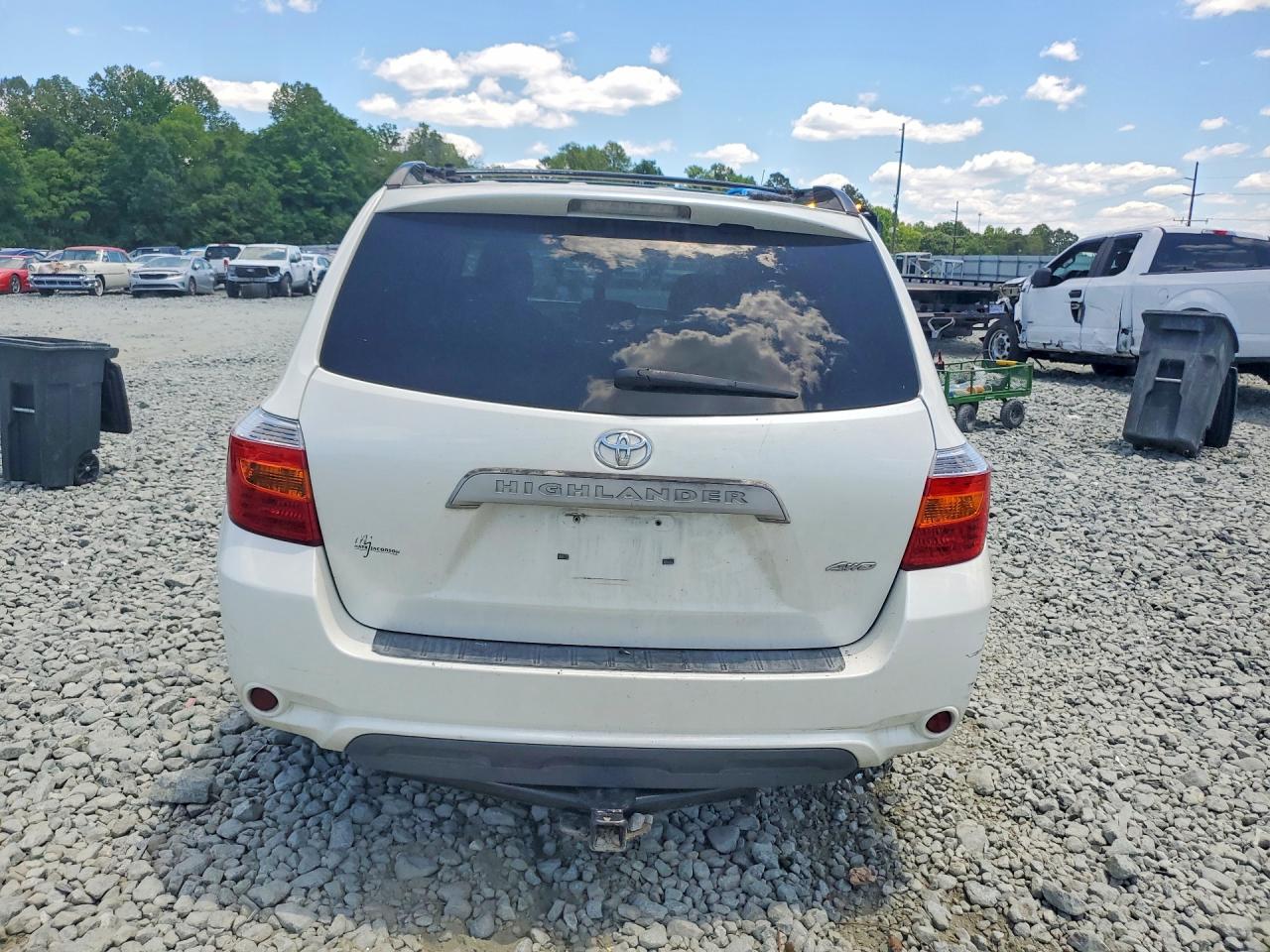 2010 Toyota Highlander Base White vin: 5TDBK3EH1AS022820