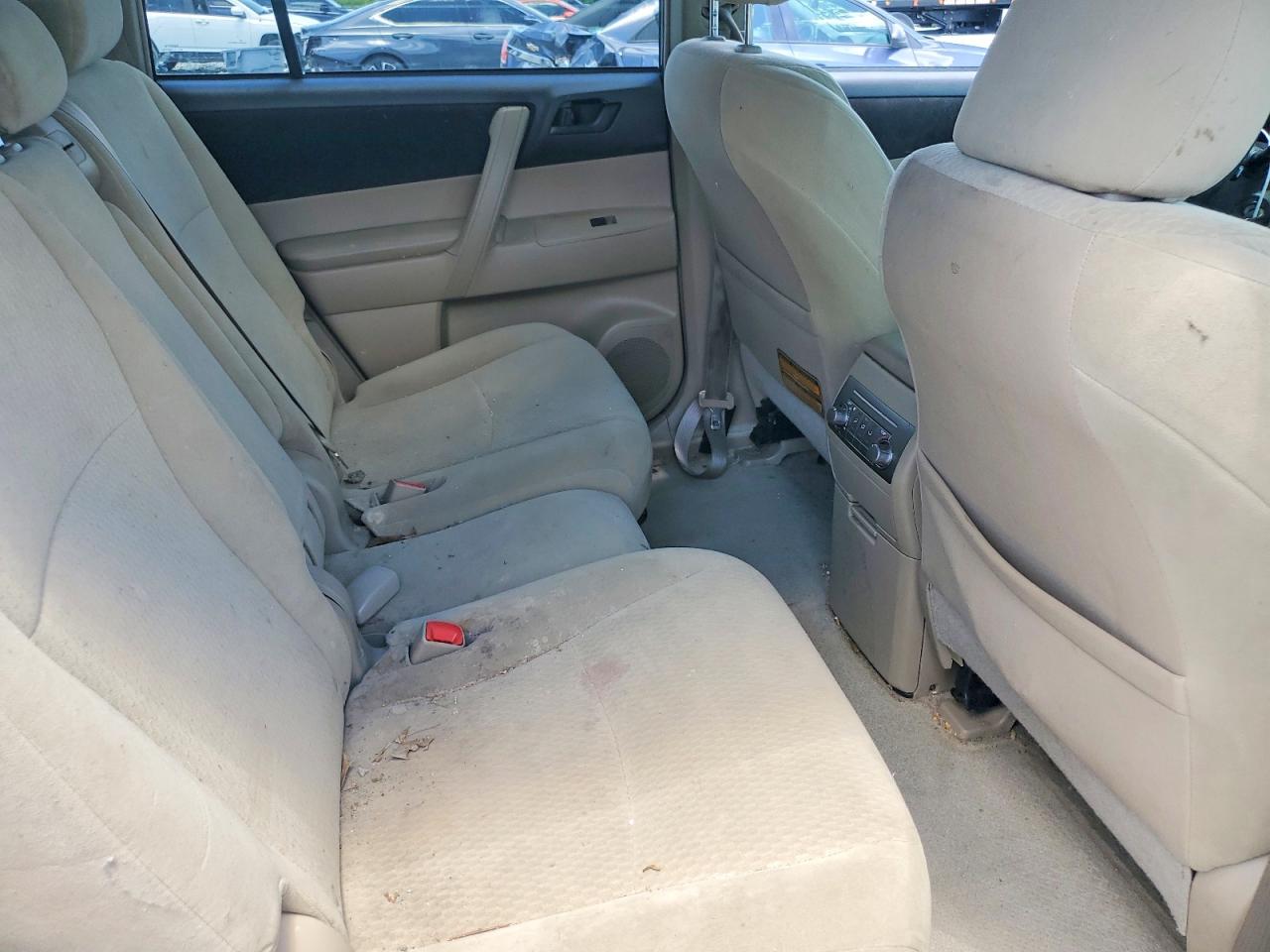 2010 Toyota Highlander Base White vin: 5TDBK3EH1AS022820