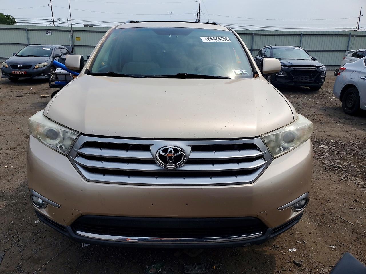 2011 Toyota Highlander Base Желто-коричневый vin: 5TDBK3EH1BS042518