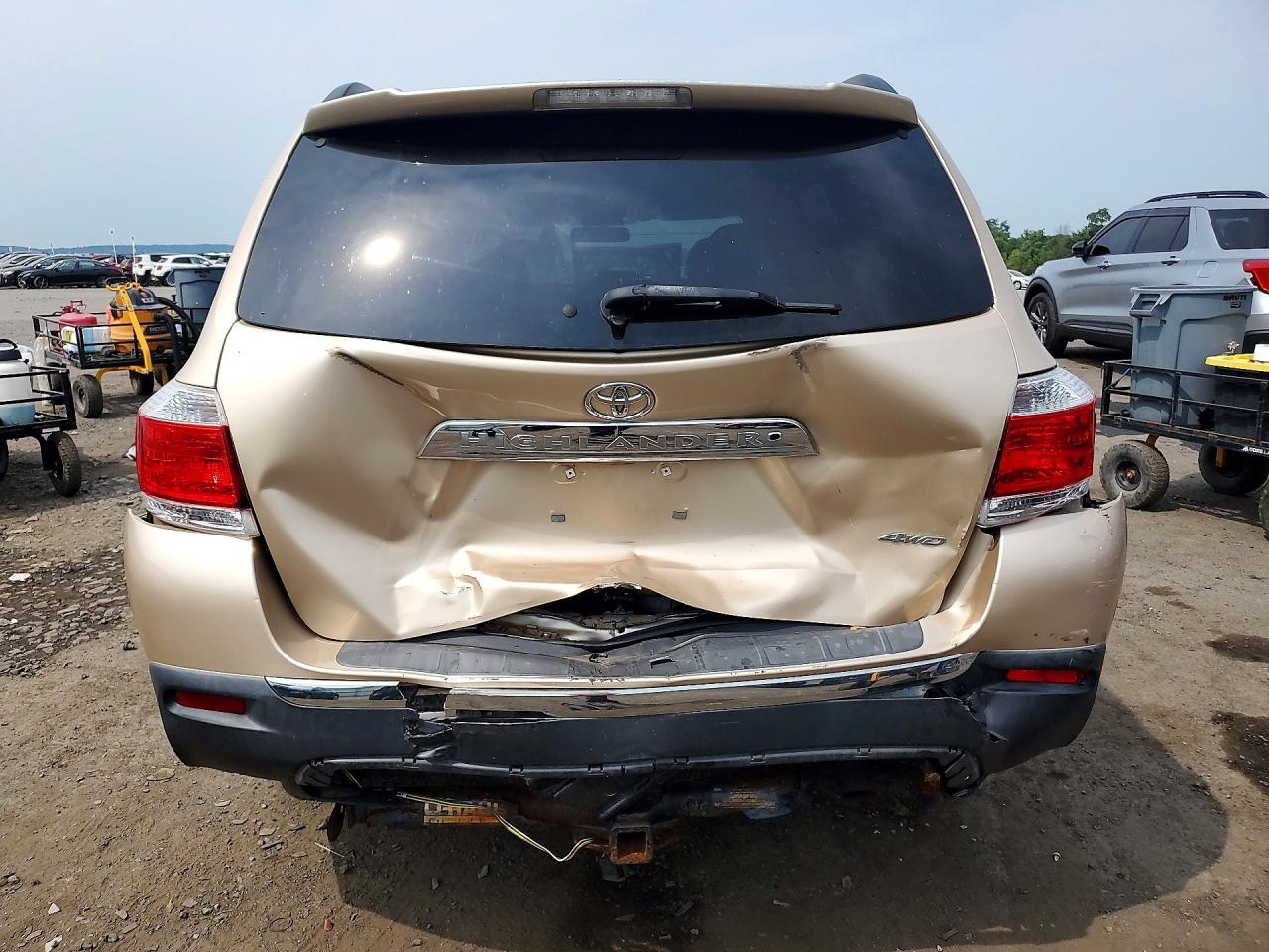 2011 Toyota Highlander Base Желто-коричневый vin: 5TDBK3EH1BS042518
