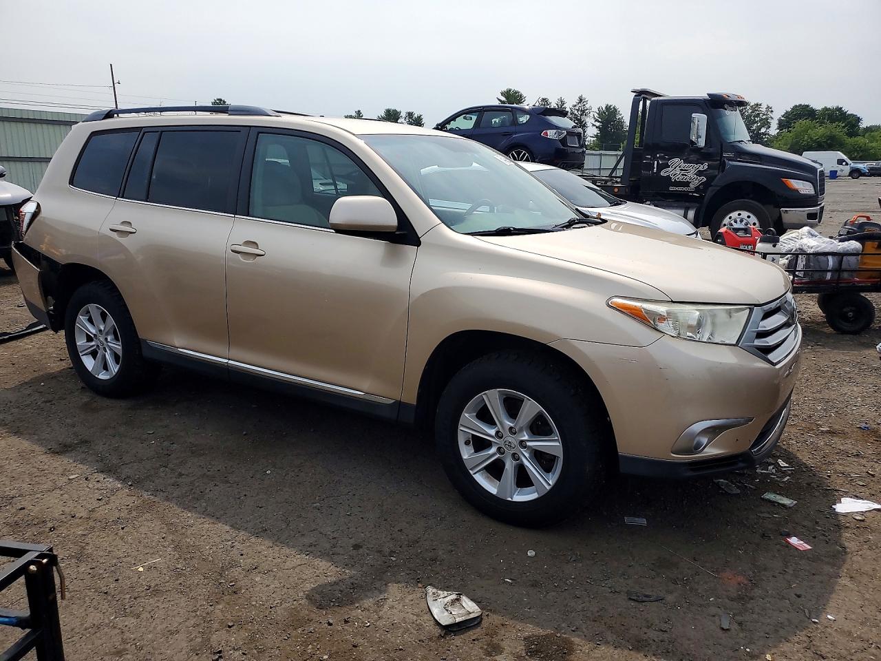 2011 Toyota Highlander Base Желто-коричневый vin: 5TDBK3EH1BS042518