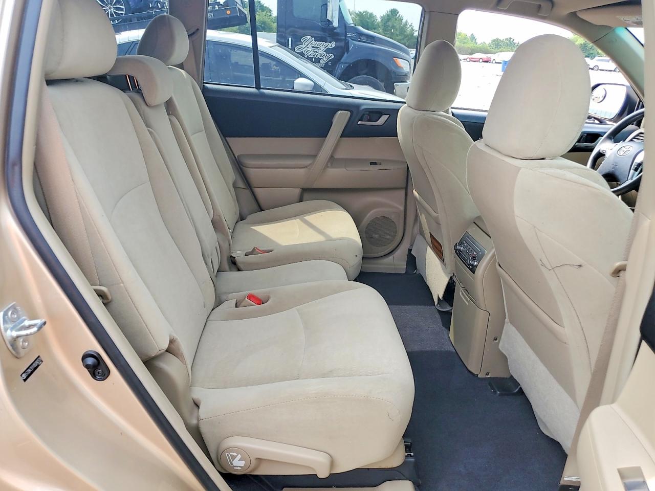 2011 Toyota Highlander Base Желто-коричневый vin: 5TDBK3EH1BS042518