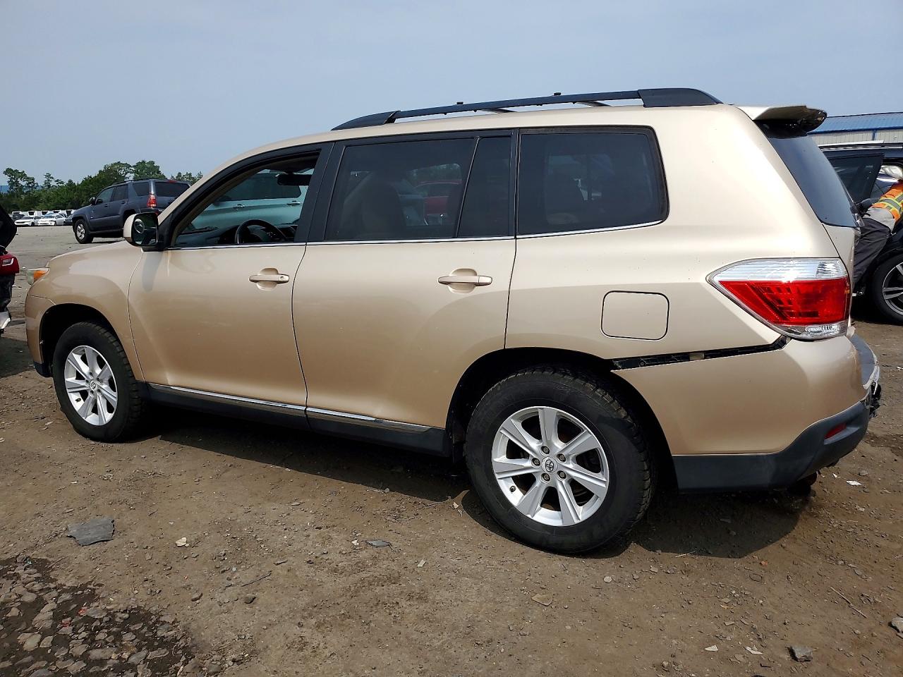 2011 Toyota Highlander Base Желто-коричневый vin: 5TDBK3EH1BS042518