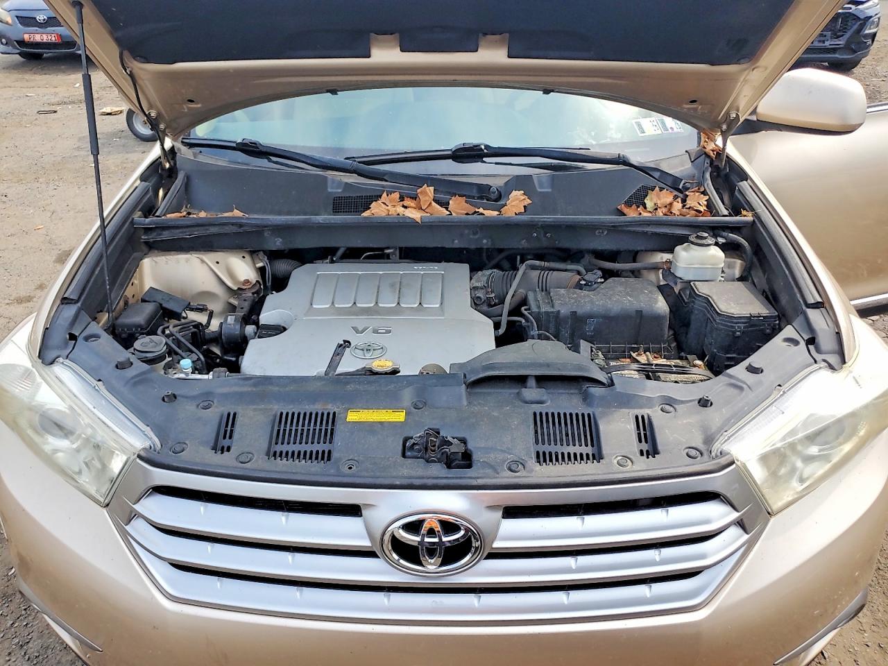2011 Toyota Highlander Base Желто-коричневый vin: 5TDBK3EH1BS042518