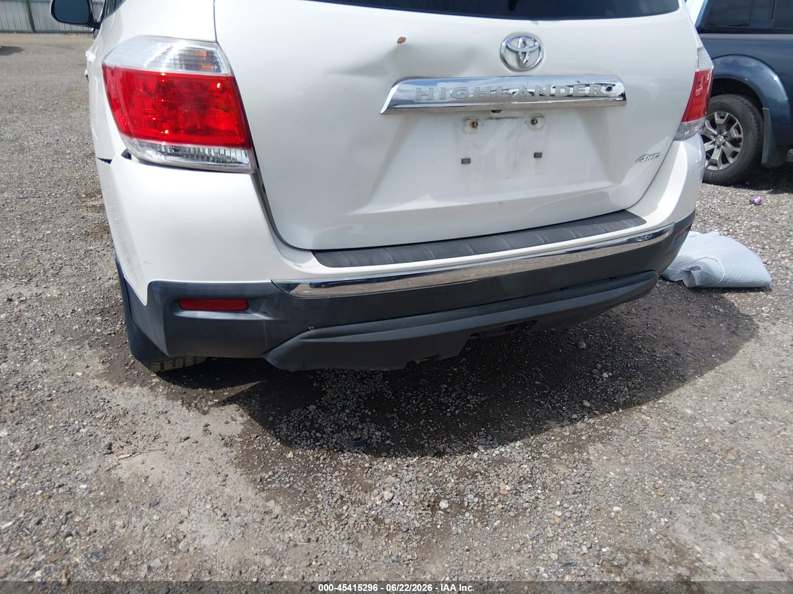 2011 Toyota Highlander Base V6 White vin: 5TDBK3EH1BS049923