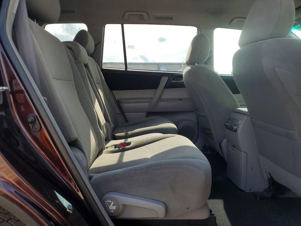 2011 Toyota Highlander Base Purple vin: 5TDBK3EH1BS057696