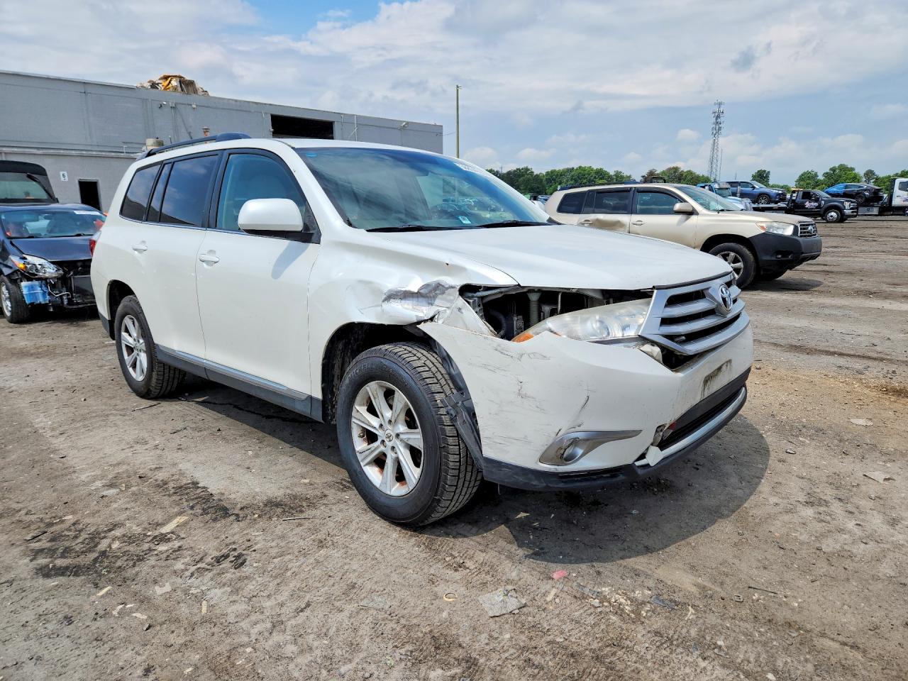 2012 Toyota Highlander Base White vin: 5TDBK3EH1CS117350
