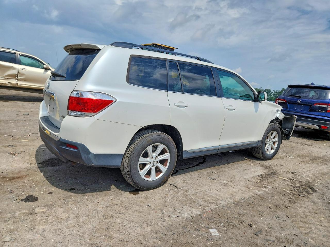 2012 Toyota Highlander Base White vin: 5TDBK3EH1CS117350