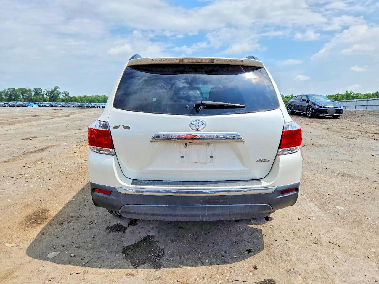 2012 Toyota Highlander Base White vin: 5TDBK3EH1CS117350