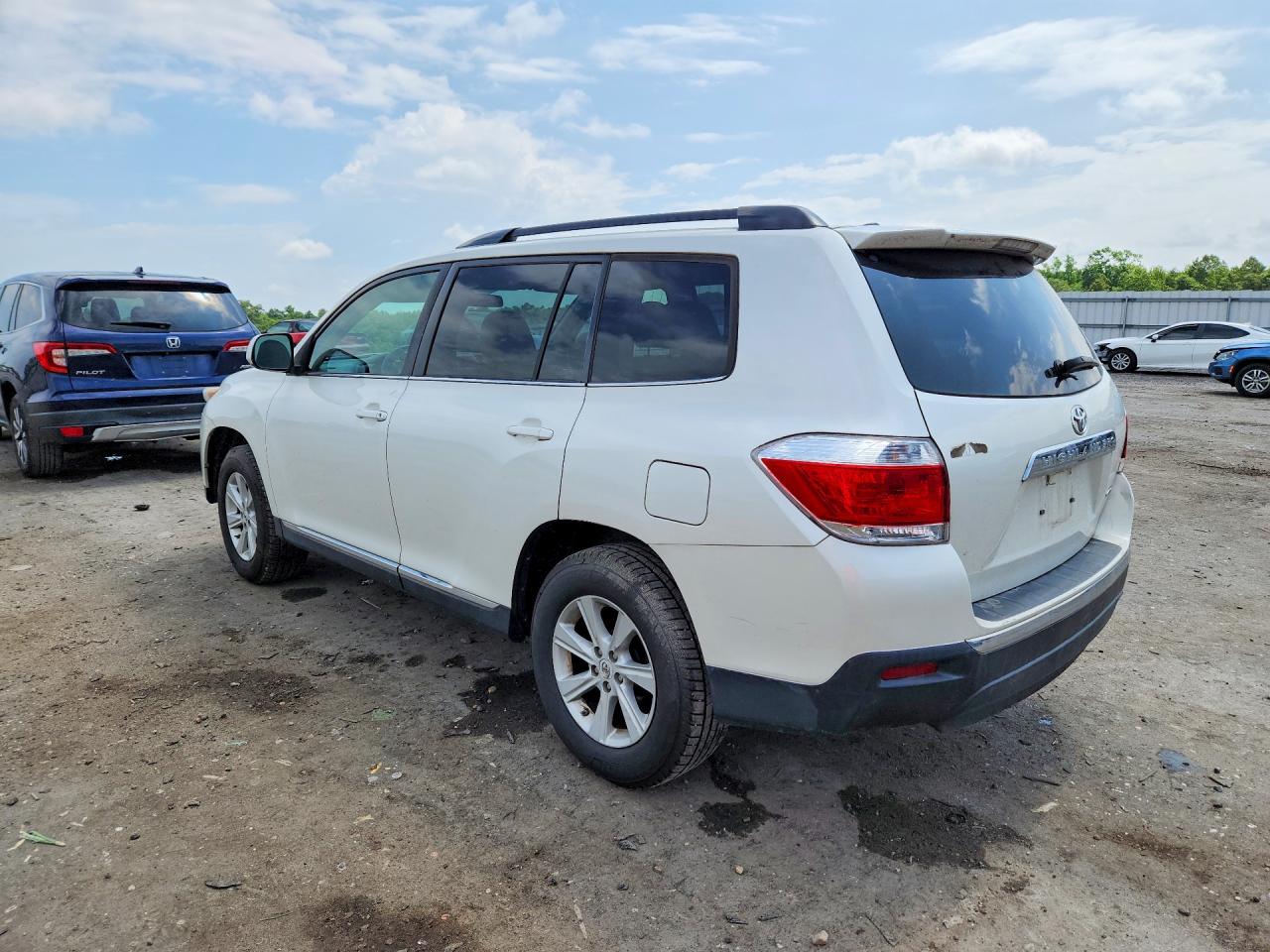 2012 Toyota Highlander Base White vin: 5TDBK3EH1CS117350