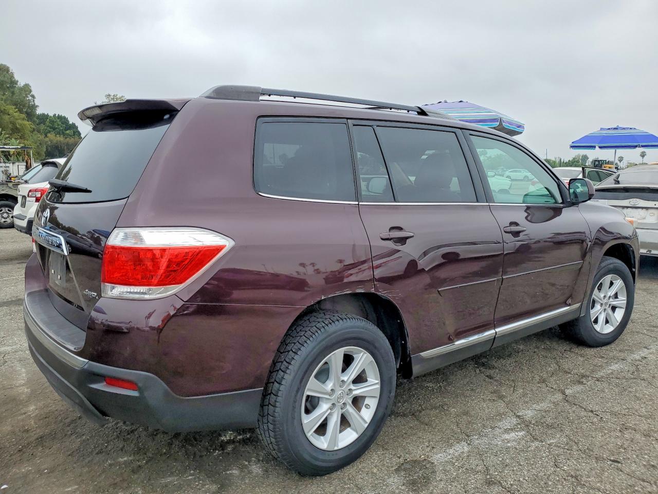 2011 Toyota Highlander Base Maroon vin: 5TDBK3EH2BS047503