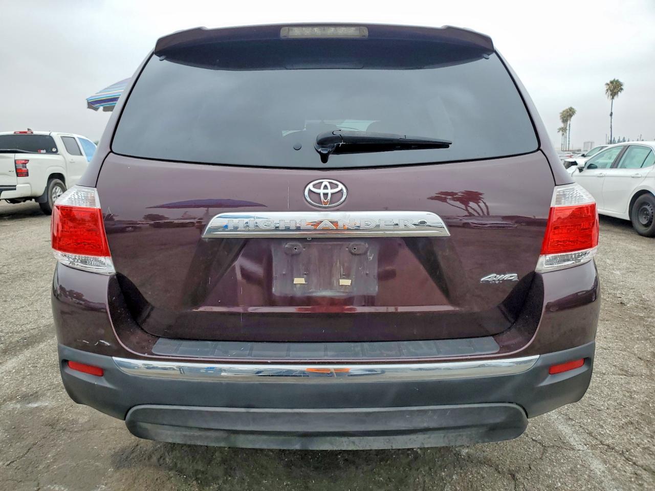 2011 Toyota Highlander Base Maroon vin: 5TDBK3EH2BS047503