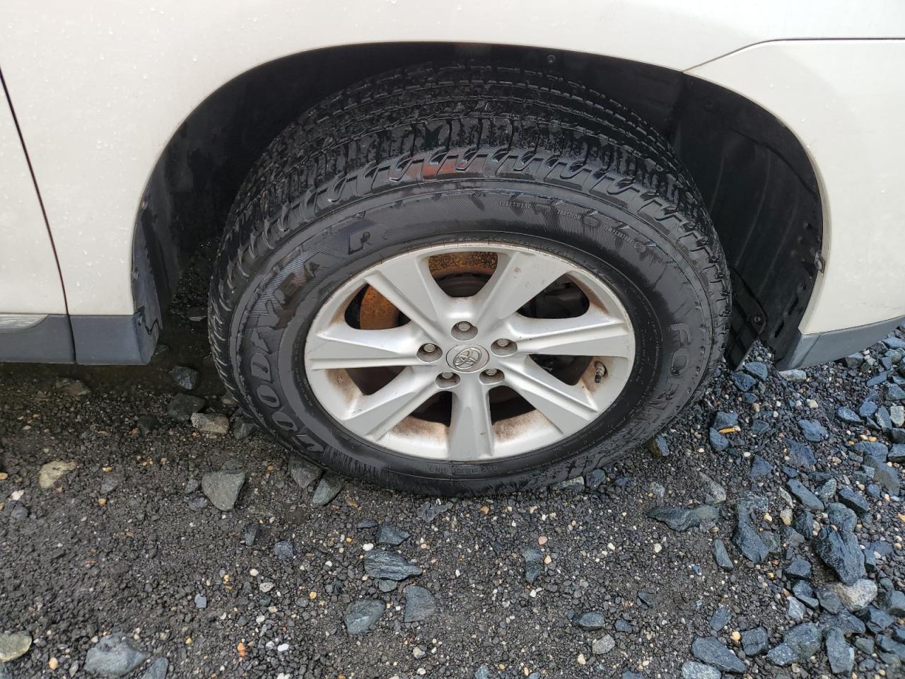 2011 Toyota Highlander Se Two Tone vin: 5TDBK3EH2BS057108 Damage: Right Front Wheel, Curb Rash, 4 To 5 Inches