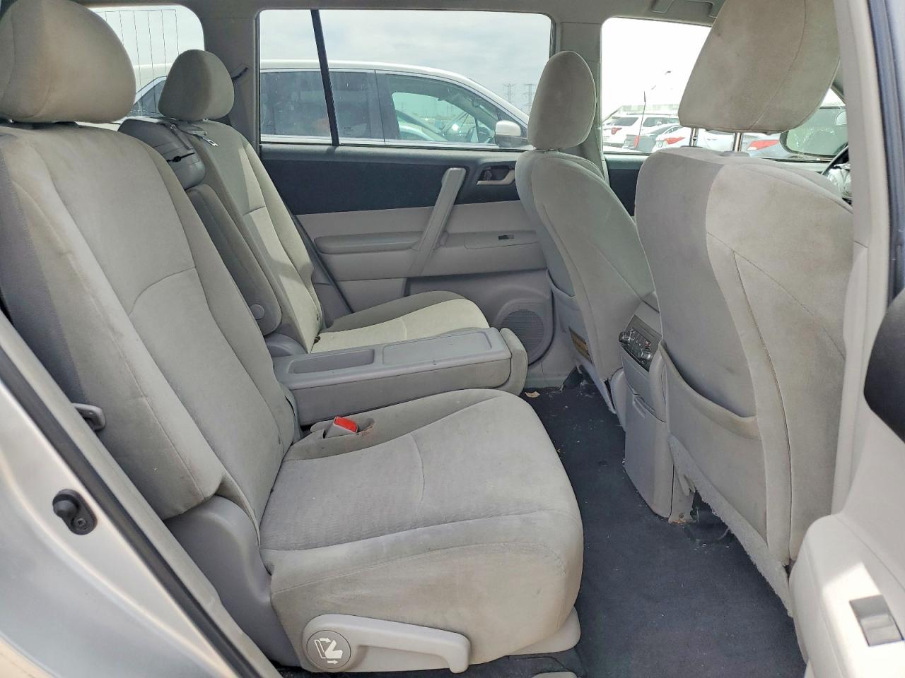 2012 Toyota Highlander Base Silver vin: 5TDBK3EH2CS097450