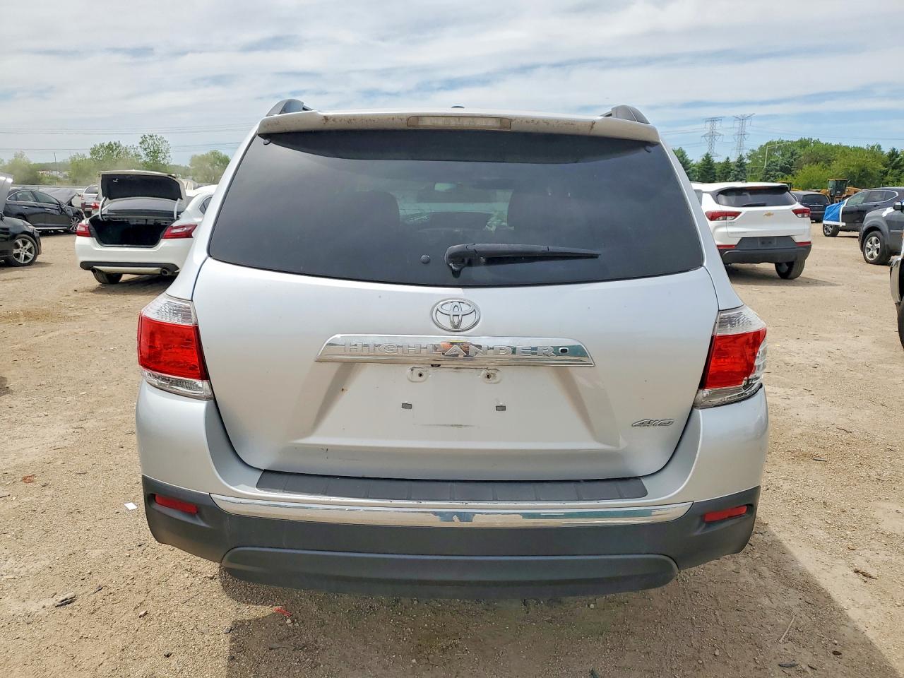 2012 Toyota Highlander Base Silver vin: 5TDBK3EH2CS097450