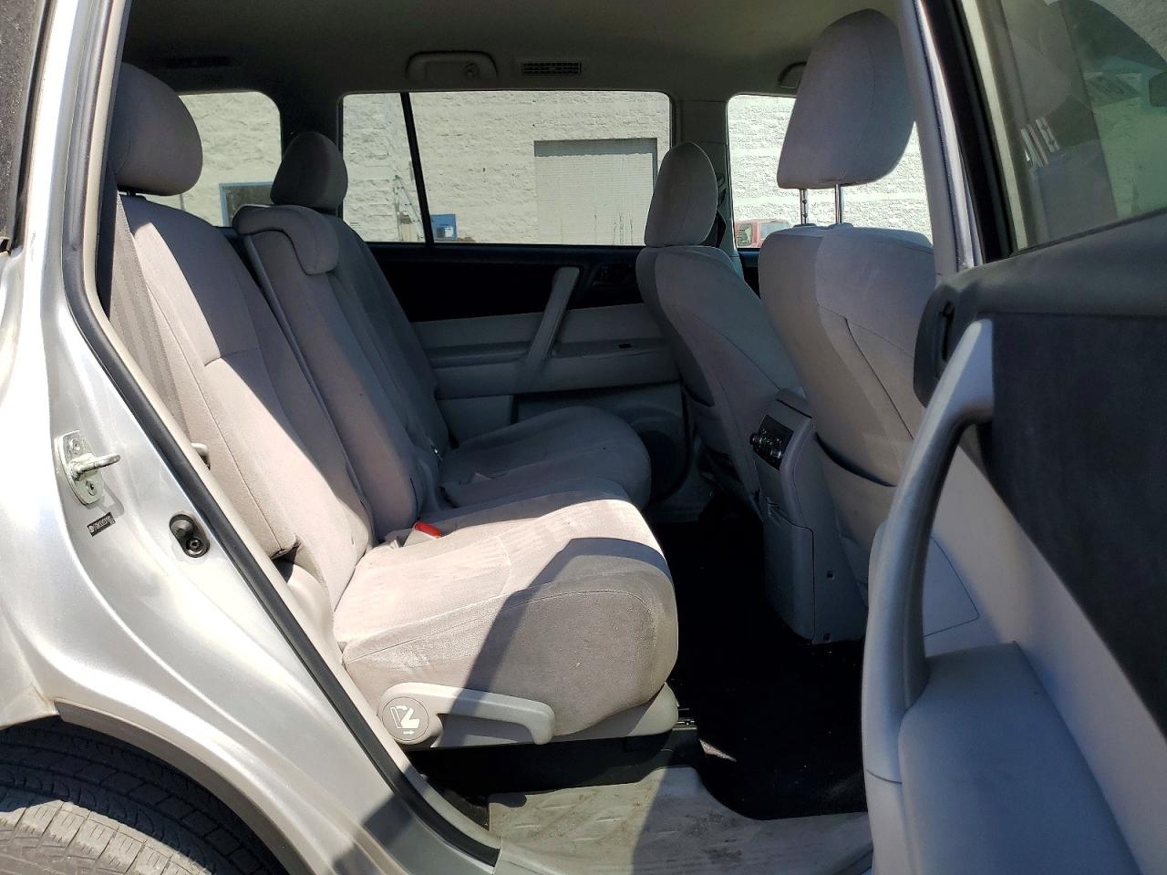2012 Toyota Highlander Base Silver vin: 5TDBK3EH2CS119219