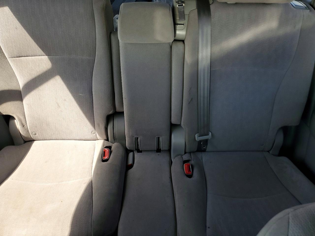 2012 Toyota Highlander Base Silver vin: 5TDBK3EH2CS119219