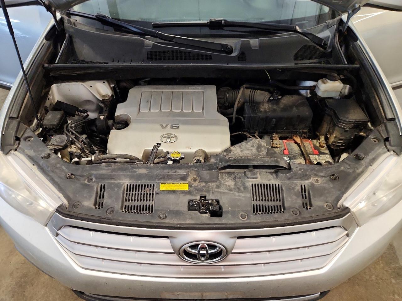 2012 Toyota Highlander Base Silver vin: 5TDBK3EH2CS123531